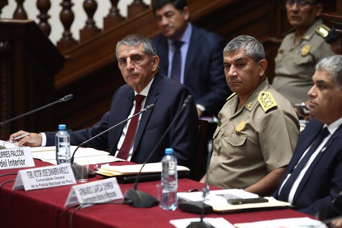 Archivo - El ministro del Interior de Perú, Víctor Torres (izquierda)