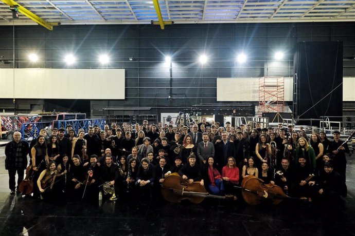 La Orquesta Joven de Andalucía ha celebrado este lunes, dentro de la conmemoración de su 30º aniversario, un concierto en el Teatro de la Maestranza de Sevilla.