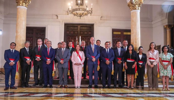 La presidenta de Perú, Dina Boluarte, toma juramento de los nuevos ministros
