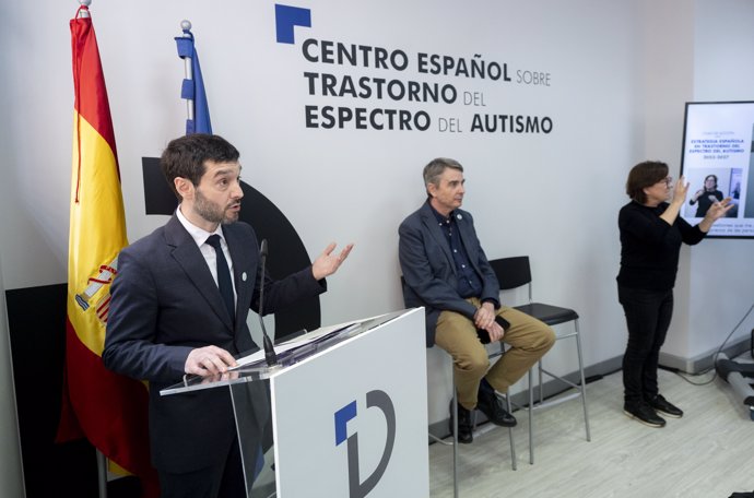 El ministro de Derechos Sociales y Agenda 2030, Pablo Bustinduy (i), interviene durante la visita al Centro Español de Autismo, a 2 de abril de 2024, en Madrid (España).