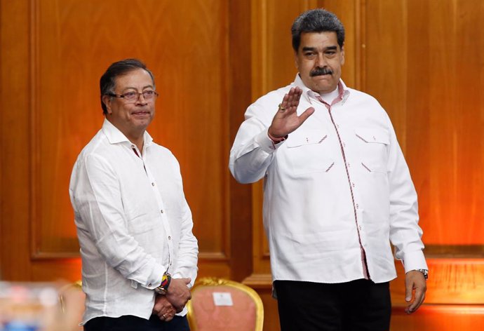 Archivo - 02 November 2022, Venezuela, Caracas: Venezuelan President Nicolas Maduro (R) and Colombian President Gustavo Petro meet at Miraflores Palace in Caracas for their first bilateral meeting since relations between the two countries were restored. P