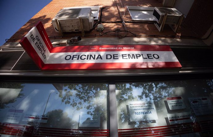 Archivo - Fachada de una oficina de empleo, a 10 de octubre de 2023, en Madrid (España).