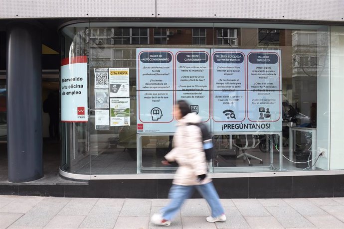 Una mujer pasa por una oficina de empleo de la Comunidad de Madrid, a 4 de marzo de 2024, en Madrid (España). 