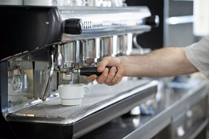 Un hombre sirviendo un café