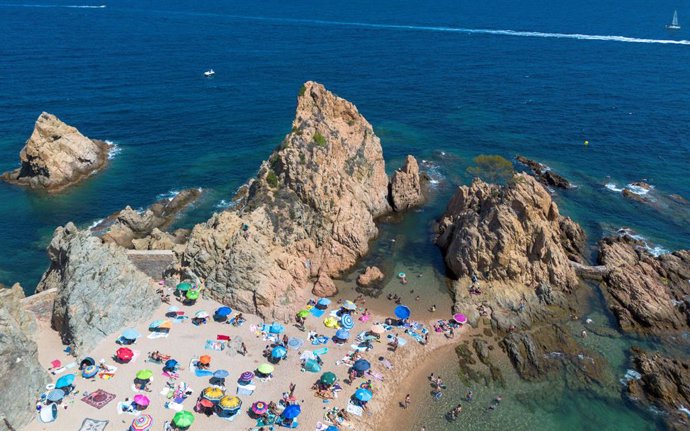 Archivo - Numerosas personas disfrutan de un día de playa en la Costa Brava, a 30 de julio de 2023, en Tossa de Mar, Girona, Cataluña (España). 