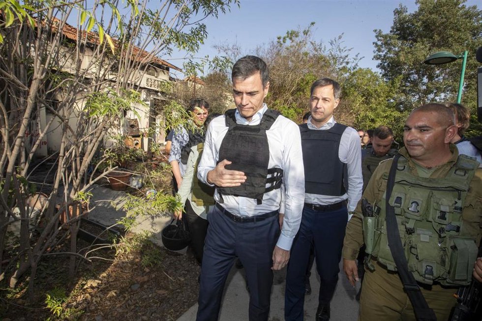 Archivo - El primer ministro belga, Alexander de Croo (2d), y el presidente del Gobierno en España, Pedro Sánchez (1i), visitan el Kibbutz atacado de Beeri a Jlem, a 23 de noviembre de 2023, en Jerusalén (Israel).