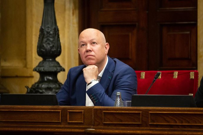 Archivo - El portavoz de Ciudadanos, Joan García, sentado en su escaño durante una sesión plenaria en el Parlamento de Cataluña.
