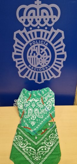 Pañuelo y collar, símbolos de los Trinitarios arrestados en Gijón.