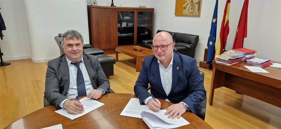 El delegado de ONCE en Navarra, Valentín Fortún, y el consejero de Educación, Carlos Gimeno