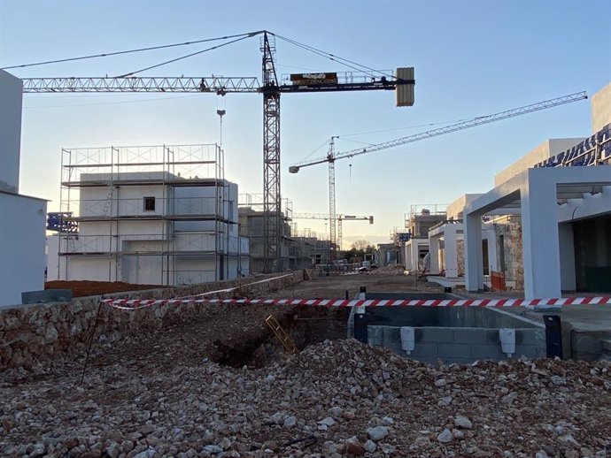 Archivo - Viviendas en construcción en Sa Ràpita.