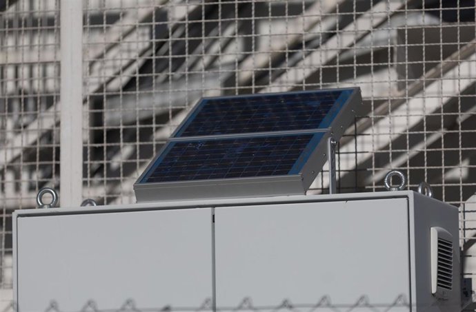 Archivo - Una placa solar en un complejo tecnológico.