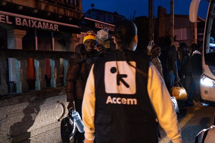 Archivo - Migrantes procedentes de Canarias se suben a un autocar para dejar el hotel Baixamar y partir al campamento de Accem, a 19 de diciembre de 2023, en Sanxenxo, Pontevedra, Galicia (España). 