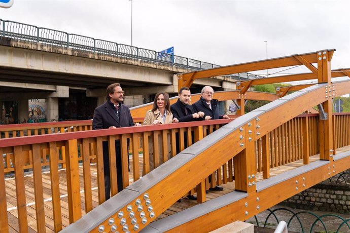 La Junta pone en servicio el carril bici junto a la Ronda Sur que une el PTS con túneles del Serrallo