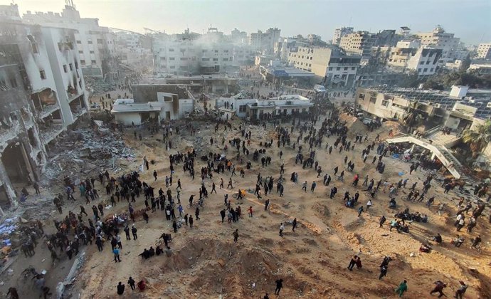 01 April 2024, Palestinian Territories, Gaza: Palestinians inspect the damages done at Al Shifa Hospital after Israeli soldiers withdrew from the hospital and the surrounding region. Photo: Khaled Daoud/APA Images via ZUMA Press Wire/dpa