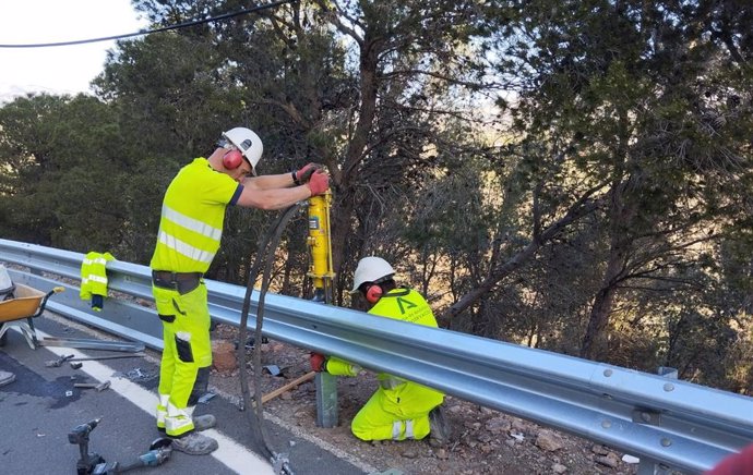 Trabajadores de los equipos de conservación de carreteras reparan los daños de una vía.