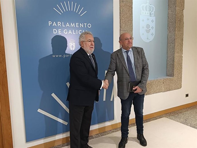 El presdiente del Parlamento de Galicia, Miguel Santalines, recibe al diputado de Democracia Ourensana, Armando Ojea, en la ronda de consultas previa a la investura del presidente de la Xunta