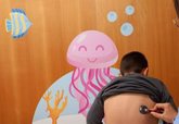 Foto: El Hospital Macarena de Sevilla decora nuevos espacios en Pediatría dentro de su Plan de Humanización