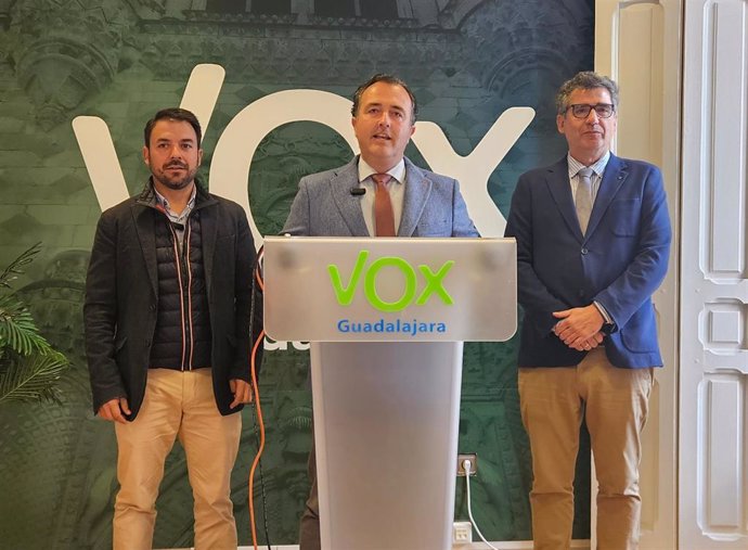 El presidente del Grupo Parlamentario VOX en las Cortes de Castilla-La Mancha, David Moreno (c) en rueda de prensa.