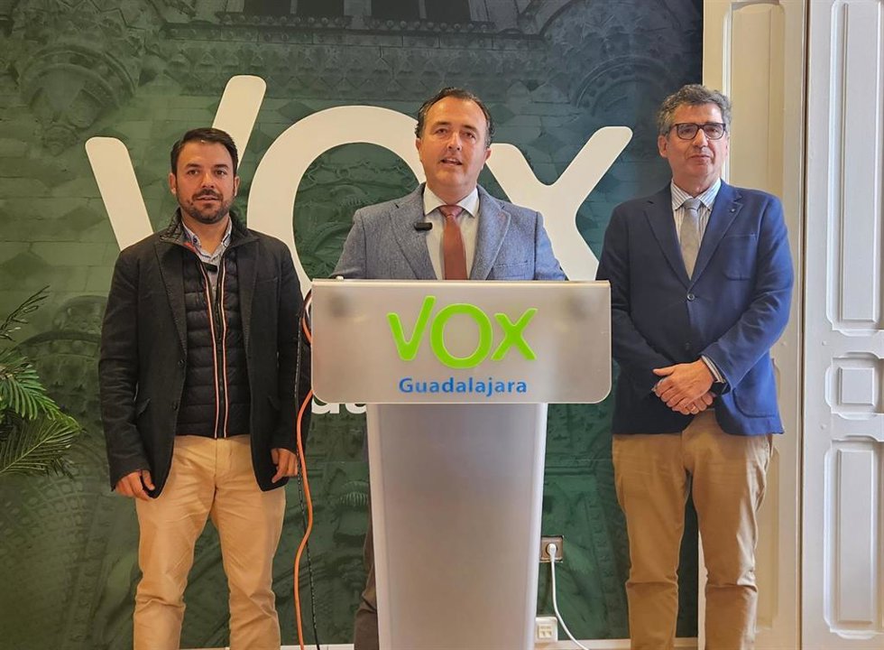 El presidente del Grupo Parlamentario VOX en las Cortes de Castilla-La Mancha, David Moreno (c) en rueda de prensa.