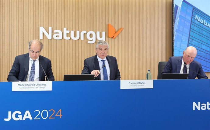 (I-D) El secretario general de Naturgy, Manuel García Cobaleda, el CEO de Naturgy, Francisco Reynés, y el notario Fernando de la Cámara, durante la junta general de accionistas de Naturgy, a 2 de abril de 2024, en Madrid (España). Naturgy celebra su junta