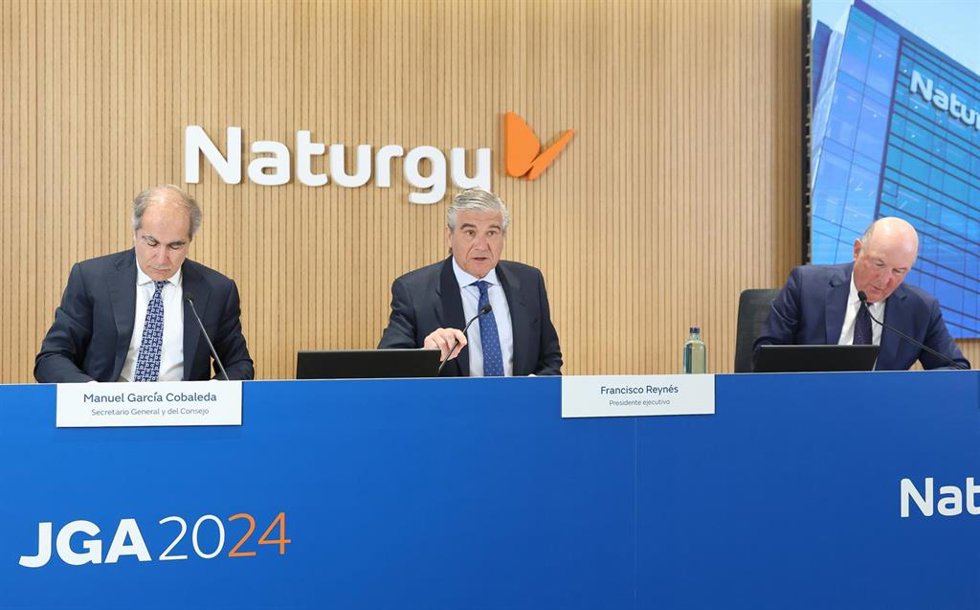 (I-D) El secretario general de Naturgy, Manuel García Cobaleda, el CEO de Naturgy, Francisco Reynés, y el notario Fernando de la Cámara, durante la junta general de accionistas de Naturgy, a 2 de abril de 2024, en Madrid (España). Naturgy celebra su jun
