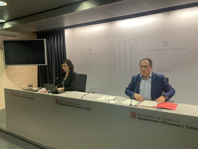 La directora del Observatori del Treball i Model Productiu, Manuela Redondo, y el secretario de Trabajo de La Generalitat, Enric Vinaixa.
