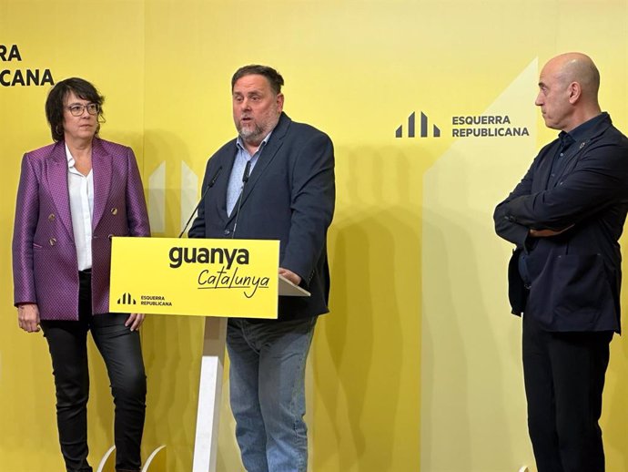 El president d'ERC, Oriol Junqueras, amb la cap de llista del partit a les europees, Diana Riba, i el número dos, Tomàs Molina