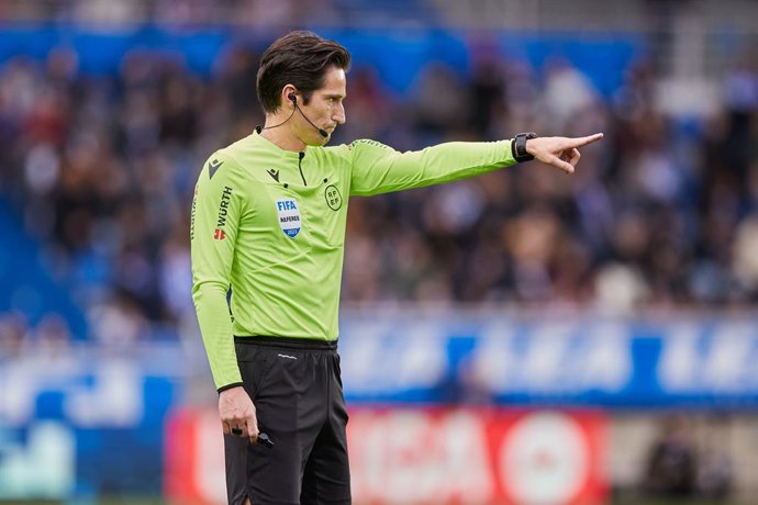 Archivo - Juan Martinez Munuera Montero reacts during the LaLiga EA Sports match between Deportivo Alaves and UD Las Palmas at Mendizorrotza on December 9, 2023, in Vitoria, Spain.