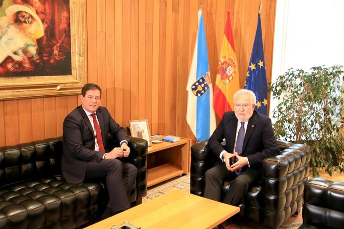 El secretario xeral electo y portavoz parlamentario del PSdeG, José Ramón Gómez Besteiro, se reúne con el presidente del Parlamento de Galicia, Miguel Santalices, en la ronda de consultas a los grupos previa a la sesión de investidura