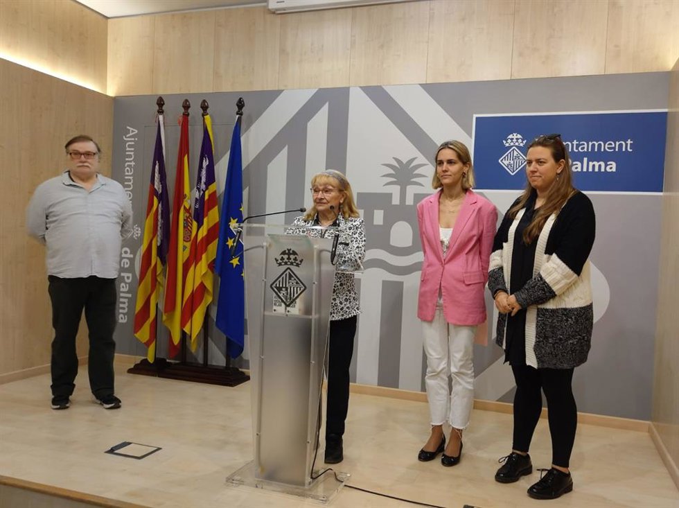 La presidenta de la Federación de Asociaciones de Vecinos de Palma, Maribel Alcázar, junto al vicepresidente, Biel González del Valle, y la regidora de Participación Ciudadana del Ayuntamiento de Palma, Lourdes Roca.