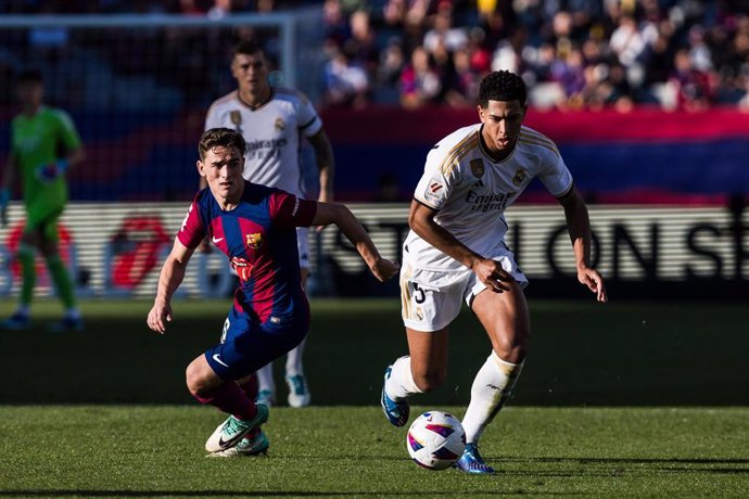 Archivo - El futbolista inglés Jude Bellingham (Real Madrid) conduce el balón frente al español Pablo Martín 'Gavi' (FC Barcelona), en el Clásico de LaLiga EA Sports 2023-2024, disputado en Montjuïc.