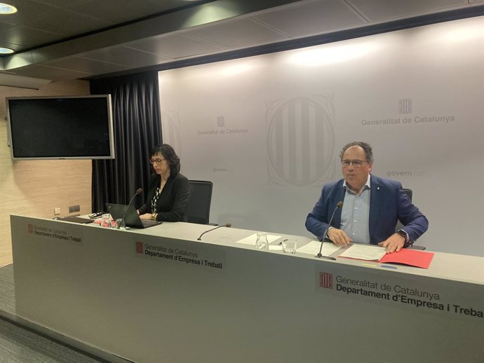 La directora de l'Observatori del Treball i Model Productiu, Manuela Redondo, i el secretari de Treball de La Generalitat, Enric Vinaixa