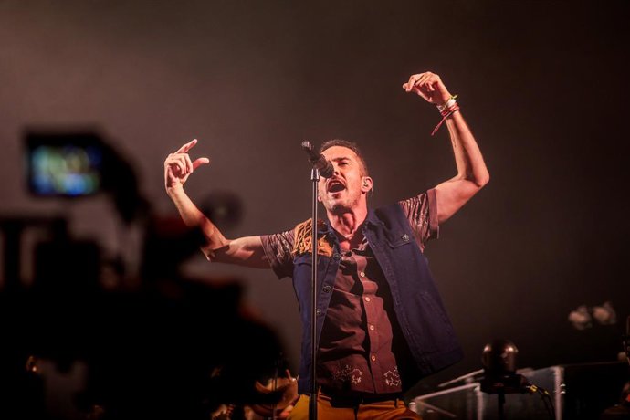 Archivo - El grupo Vetusta Morla durante una actuación (archivo).