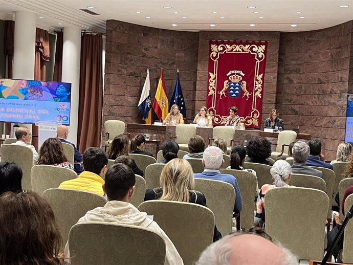 La presidenta del Parlamento de Canarias, Astrid Pérez, preside el acto inaugural de una jornada organizada por la Asociación Canaria del Trastorno del Espectro del Autismo (Apanate) con motivo del Día Mundial de Concienciación sobre el Autismo