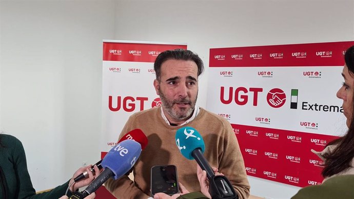 El secretario de Política Institucional y Empleo de UGT Extremadura, Francisco Morcillo, en declaraciones a los medios para valorar los datos del paro del mes de marzo