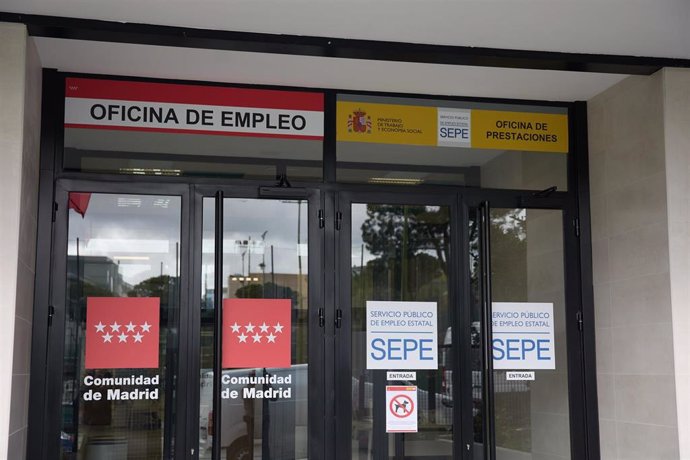 Acceso a una oficina del SEPE del Barrio del Pilar, a 2 de abril de 2024, en Madrid (España). 