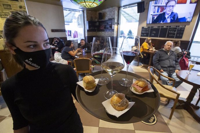 Archivo - Camarera con una bandeja en un restaurante de Avilés,  