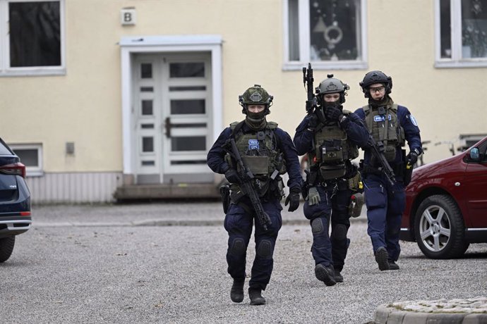 02 April 2024, Finland, Vantaa: Police officers swiftly responded to the scene at Viertola comprehensive school, where a shooting on Tuesday morning left three minors injured. Following the incident, authorities apprehended a suspect, also a minor. Photo: