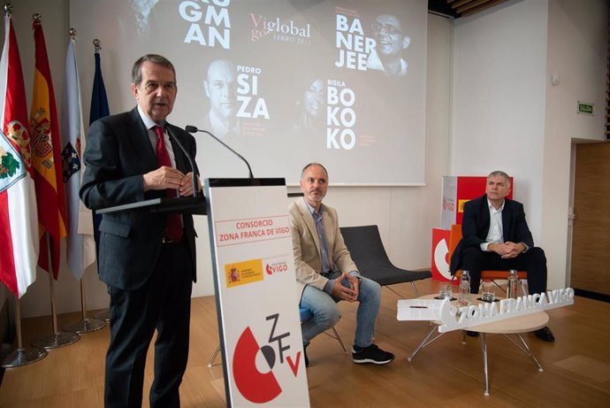 Archivo - El alcalde de Vigo, Abel Caballero, junto a David Regades y Santiago Lago, en un acto de la Zona Franca de Vigo, en mayo de 2023.