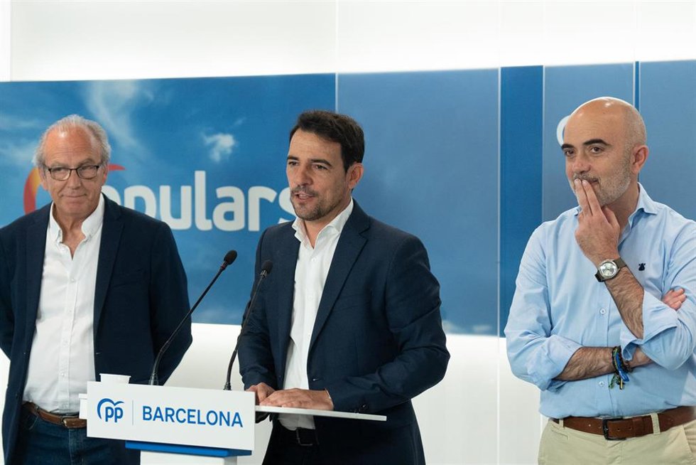 Archivo - (I-D) El director de campaña del PP, Josep Tutusaus;  el presidente del PP en la provincia de Barcelona, Manu Reyes y el candidato del PP a la Alcaldía de Barcelona, Daniel Sirera, comparecen en la sede del partido, a 29 de mayo de 2023, en Ba
