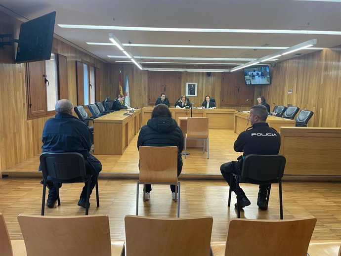 La mujer acusada de intento de homicidio tras atacar con un hacha a otra mujer en Burela (Lugo), durante su comparecencia este martes en la Audiencia Provincial de Lugo. En Lugo, a 2 de abril de 2024.