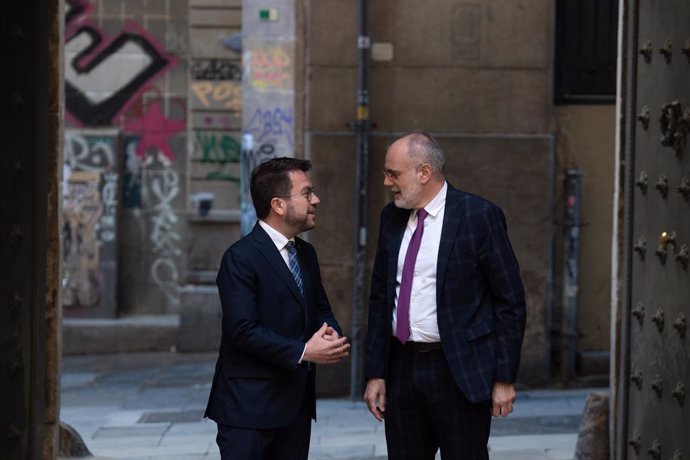 El president de la Generalitat, Pere Aragonès, i el director de l'IEA, el jurista Joan Ridao