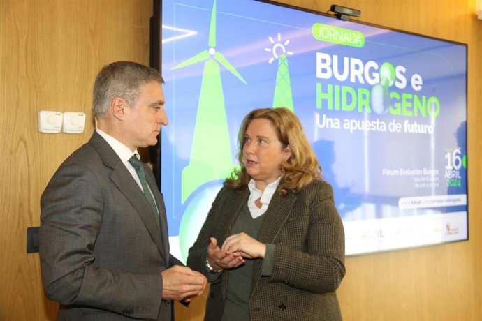 El presidente de la Asociación Castellano y Leonesa del Hidrógeno, Rafael Barbero, y la alcaldesa del Ayuntamiento de Burgos, Cristina Ayala.