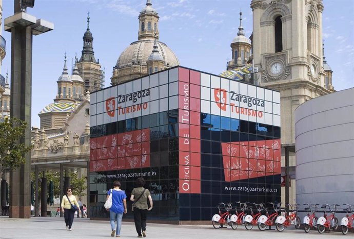 Archivo - Oficina de Turismo de Zaragoza, en la Plaza del Pilar