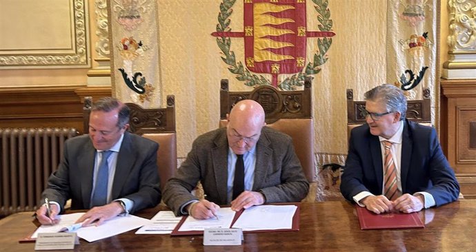 El alcalde de Valladolid, Jesús Julio Carnero (Centro), y el presidente de Secot, Fernando Sobrini (izda), firman el convenio en el Ayuntamiento.