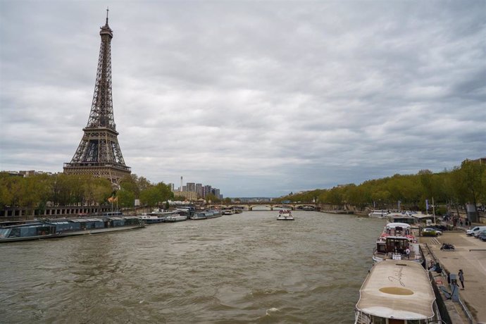 Archivo - Vista general del río Sena a su paso por la Torre Eiffel, en París