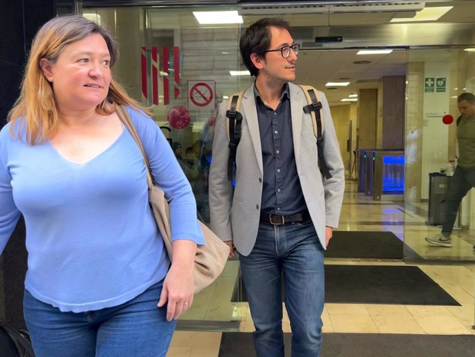 La diputada del PSIB Mercedes Garrido y el portavoz, Iago Negueruela, saliendo de las oficinas del IbSalut tras recoger el expediente del caso Koldo.