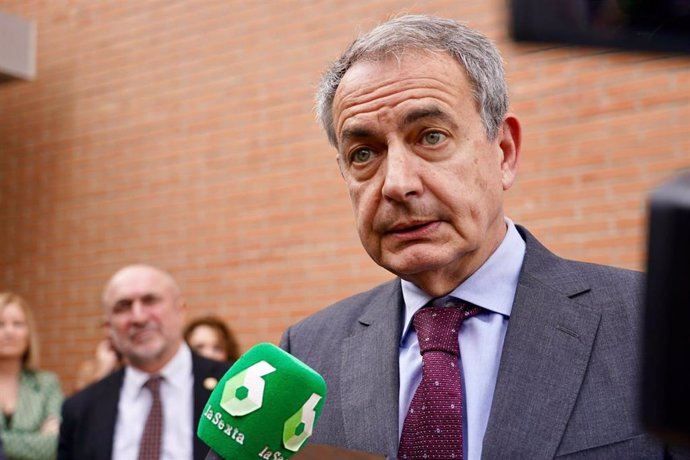 El expresidente del Gobierno José Luis Rodríguez Zapatero atiende a los medios en Málaga.