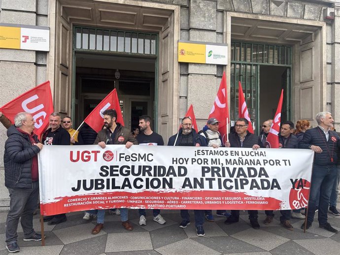 Concentración en Santander para exigir la jubilación anticipada del sector de la seguridad privada.