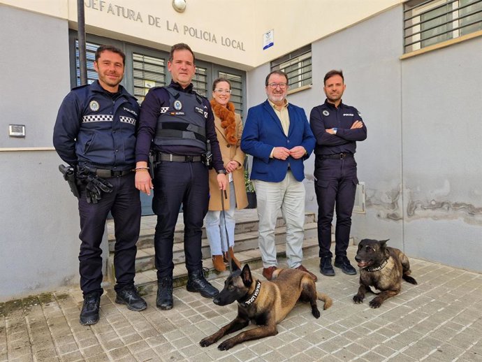 El alcalde de Carmona, Juan Ávila, ha presentado la nueva unidad canina de la Policía Local.